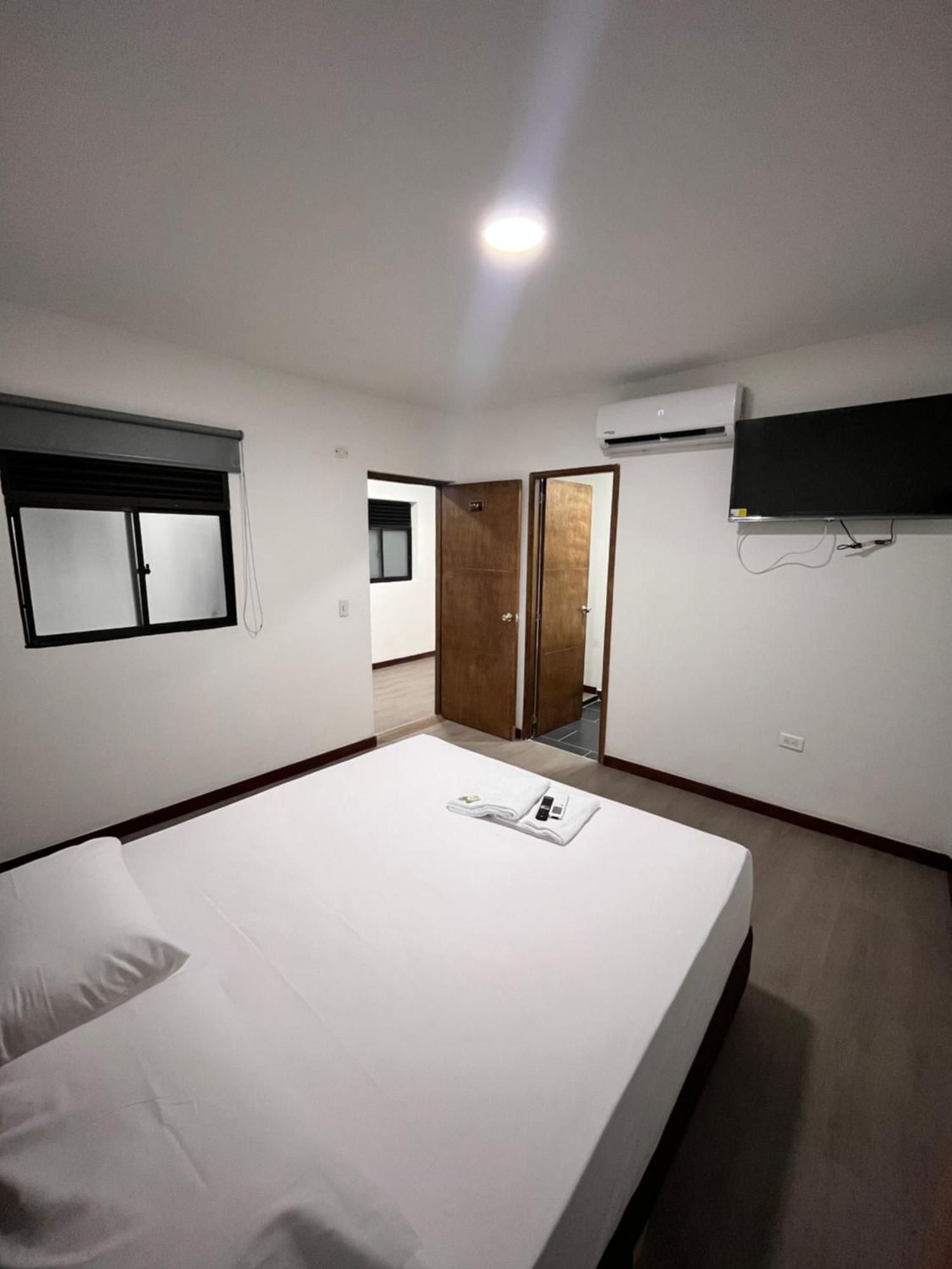 Hotel Gallery By 70 Medellin Bagian luar foto